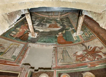 Nördliches Querhaus, Altar des heiligen Erzengels Michael, hinter dem Altarbild die Fresken von Bonifacio Bembo, die Tugenden Glaube und Demut, die Krönung der Jungfrau und Christus, umgeben von Engeln