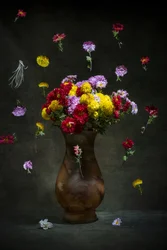 Schwebende leuchtende Blüten