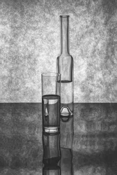 Stillleben mit Glasflasche