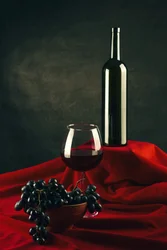 Stillleben mit Wein und Trauben