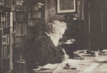 Büchersammler William Morris in seiner Bibliothek im Kelmscott House, Hammersmith