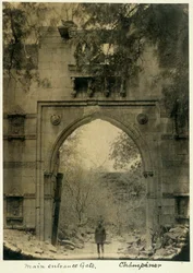Haupteingangstor, Champaner, ca. 1875