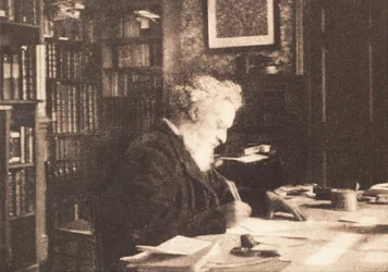 William Morris in seiner Bibliothek im Kelmscott House, Hammersmith