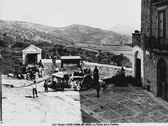 Piana dei Greci. Der Platz mit dem Brunnen.