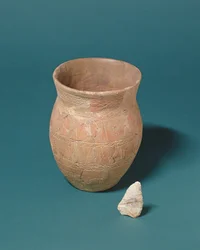 Becher, Topf und Feuersteinmesser, gefunden bei einer Bestattung in Barnwood, Gloucestershire, ca. 2000 v. Chr.