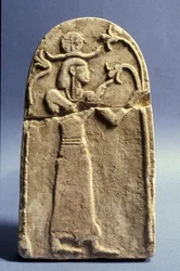 Stele, die eine Gottheit zeigt, die den Baum des Lebens verehrt, Kanaanäische Periode (1500-1200 v. Chr.) (Kalkstein)