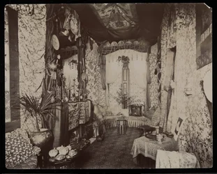 Ein reich verziertes Wohnzimmer in der Blakely Hall Residenz in der 11 West 45th Street, New York, 1896-98 (Silbergelatineabzug)