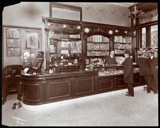Zigarren- und Theaterkartenverkaufsstand im Hotel Cadillac, 1907
