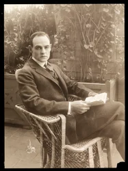 Howard Estabrook in einem Garten, 1915-16 (Silbergelatineabzug)