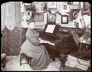 Madame Schumann Heink sitzt am Klavier, 1906