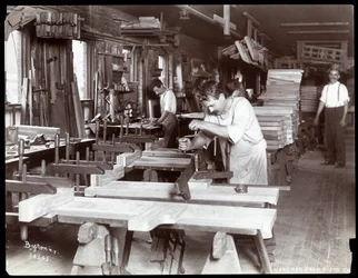 Männer arbeiten in der Hardman, Peck und Co. Klavierfabrik, New York, 1907 (Silbergelatineabzug)