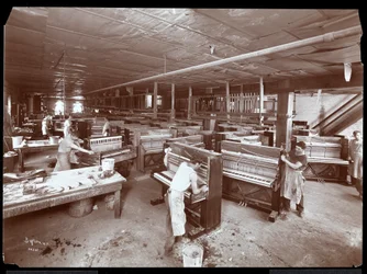 Arbeiter in der Fabrik der Harrington Piano Co., 1907