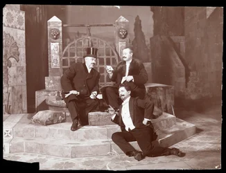 Oscar Hammerstein und zwei andere im Manhattan Opera House, ca. 1905