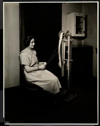 Porträt einer blinden, tauben und stummen jungen Frau beim Spinnen von Wolle in der New York Association for the Blind, 111 East 59th St., New York, 1923