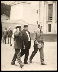 Präsident William Howard Taft mit Professor Arthur Twining Hadley von der Yale University und einem anderen Mann, 1900-20