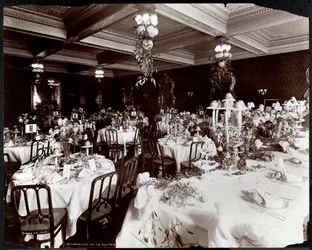 Gedeckte Tische für das Bankett des Electric Club im Hotel Delmonico, 1902 (Silbergelatineabzug)