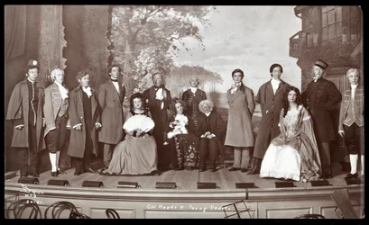 Die Besetzung einer Amateurproduktion eines Stücks mit dem Titel 