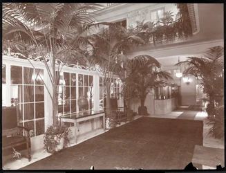 Die Lobby und der Registrierungsschalter im Ritz-Carlton Hotel, ca. 1910-11