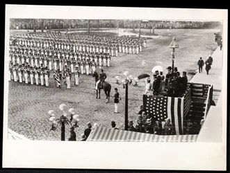 Ansicht von Prinzessin Eulalia von Spanien, die das 7. Regiment bei der Columbus-Feierparade im Savoy Hotel, New York, 1899, überprüft (Silbergelatineabzug)