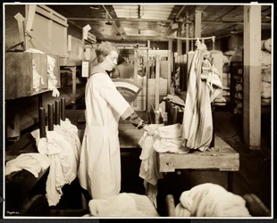 Frauen beim Etikettieren von Wäschesäcken in der Carolyn Laundry, 111 East 128th Street, East Harlem, New York, 1928