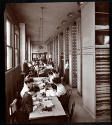Frauen arbeiten in einem Aktenraum, unter männlicher Aufsicht, bei der Metropolitan Life Insurance Co. in der 23rd Street und Madison Avenue, New York, 1907