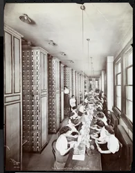 Frauen arbeiten in einem Aktenraum unter männlicher Aufsicht bei der Metropolitan Life Insurance Co. in der 23rd Street und Madison Avenue, 1907