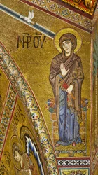 Apsis: Verkündigung der Jungfrau, byzantinisches Mosaik mit goldenem Hintergrund im Tympanon der Apsis