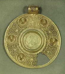 Goldenes rundes Medaillon: Solidus von Konstantin I. dem Großen (270-337 n. Chr.), geprägt in Sirmium im Jahr 321 n. Chr., in einem Opus interrasile Rahmen, verziert mit 5 Reliefbüsten. 4. Jahrhundert n. Chr. Paris, Musée du Louvre