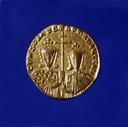 Goldmünze mit den Bildnissen der Kaiser Konstantin VII. Porphyrogennetos (913 - 959) und seines Sohnes Romanos II. (959 - 963).