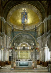 Byzantinische Architektur: das Presbyterium. Der Hauptaltar, das Ziborium mit Alabastersäulen, die Kapitelle und die Pala d