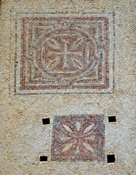 Detail von Kreuzen aus dem Mosaikboden der byzantinischen Kirche in Shoham, Israel, ca. 5. Jahrhundert n. Chr. (Mosaik)