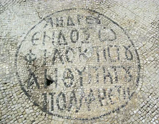 Griechische Inschrift aus einem byzantinischen Mosaikboden in Caesarea, Israel