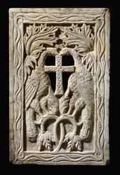 Tafel mit zwei Pfauen, 501-700 (Alabaster)