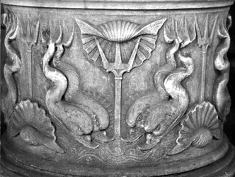 Sockel eines Weihwasserbeckens, geschnitzt mit Delfinen, Basilika San Marco