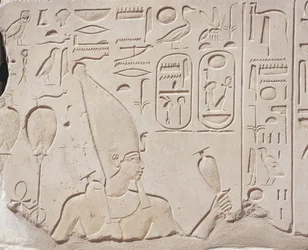 Ägypten, Karnak, Rote Kapelle von Hatschepsut, Relief der Weinopfergabe an Hatschepsut