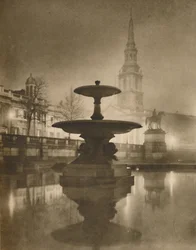 Nachtregen hat die Gehwege in einen Spiegel der Reflexionen verwandelt, ca. 1935
