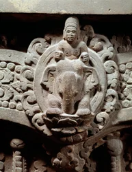 Der Gott Indra in der Mitte auf Airavana und die Marut, die Götter des Sturms und des Windes. Steinbalken im Stil von Sambor Prei Kuk (600-650). Aus Kambodscha. Paris, Guimet Museum, Nationalmuseum für asiatische Kunst