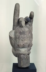 Hand von einer kolossalen Statue von Shiva, aus Koh Ker, Kompong Thom Provinz