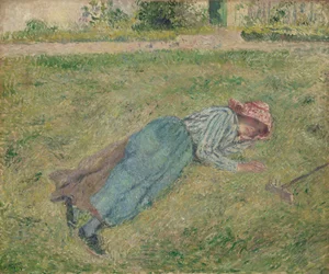 Mädchen im Gras liegend