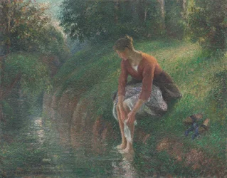 Frau, die ihre Füße in einem Bach badet