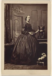 Unbekannte Frau mit Buch, stehend