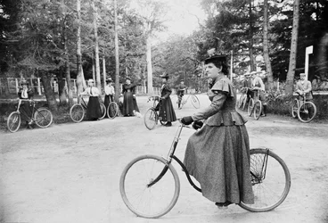 Hannah Maynard und andere beim Radfahren im Beacon Hill Park, Victoria, ca. 1895
