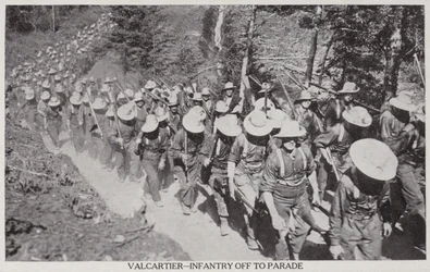 Val Cartier-Infanterie auf dem Weg zur Parade 1915