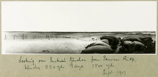 Blick über türkische Schützengräben vom Samson Ridge, September 1917