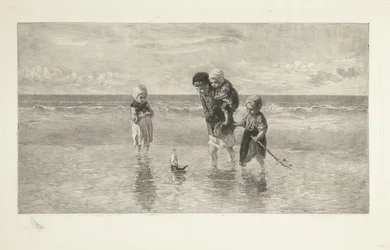 Vier Kinder spielen mit einem Spielzeugboot am Strand im seichten Meerwasser