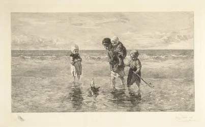 Vier Kinder spielen mit Spielzeugboot am Strand im seichten Meerwasser
