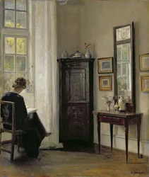 Innenraum mit lesender Frau