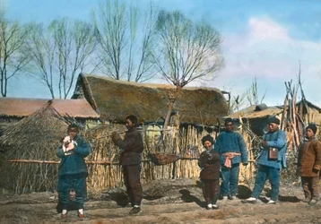 China, Chinesen in einem Dorf, um 1920