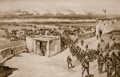 Italienische Truppen landen nach der Bombardierung von Bengasi