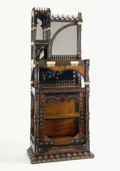 Ein hoher asymmetrischer Schrank